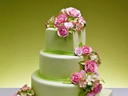 Bánh cưới màu xanh nhạt xinh đẹp với hoa màu hồng