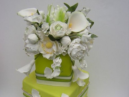 Bánh cưới vuông màu vàng xanh trang trí hoa trắng