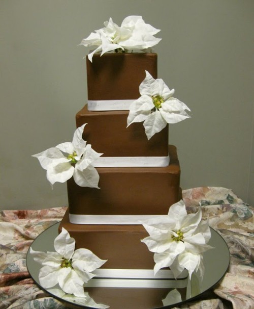 Bánh cưới chocolate vuông viền trắng, hoa trắng