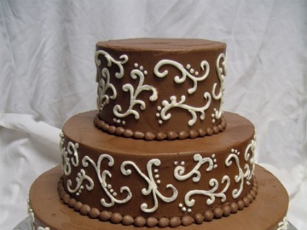 Bánh cưới chocola trang trí đường kem trắng 