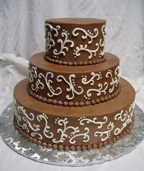 Bánh cưới chocola trang trí đường kem trắng 