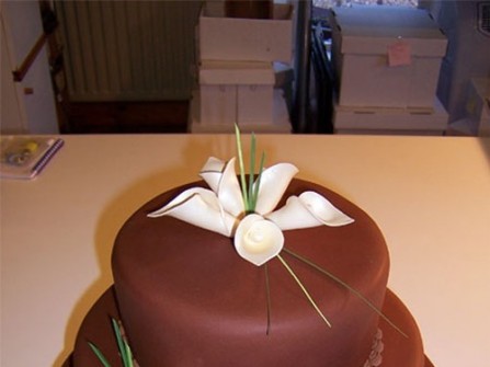 Bánh cưới tròn đơn giản với hoa tươi