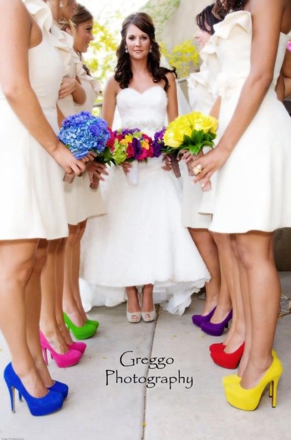 Váy phụ dâu trắng ngắn kết hợp giày màu sắc 