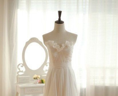 Váy phụ dâu màu trắng dáng suôn dài