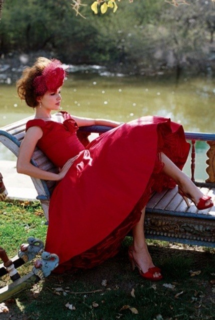 Áo cưới màu đỏ cúp ngực chân váy xòe