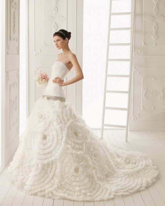 Váy cưới xòe hạ eo đính hoa 3D