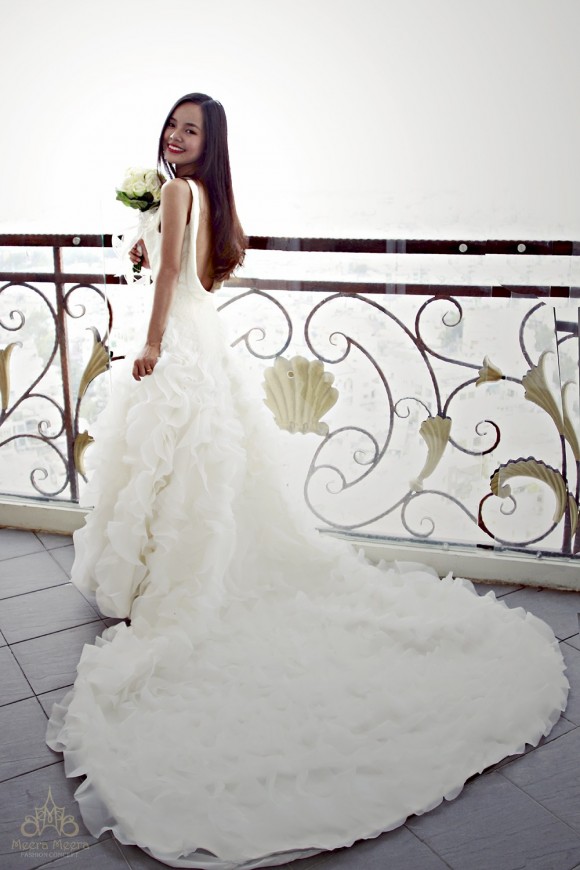 Váy cưới xếp tầng đuôi dài khoét lưng