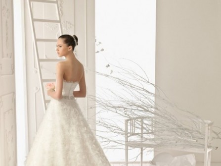 Váy cưới cúp ngực đuôi dài đính ren 3D