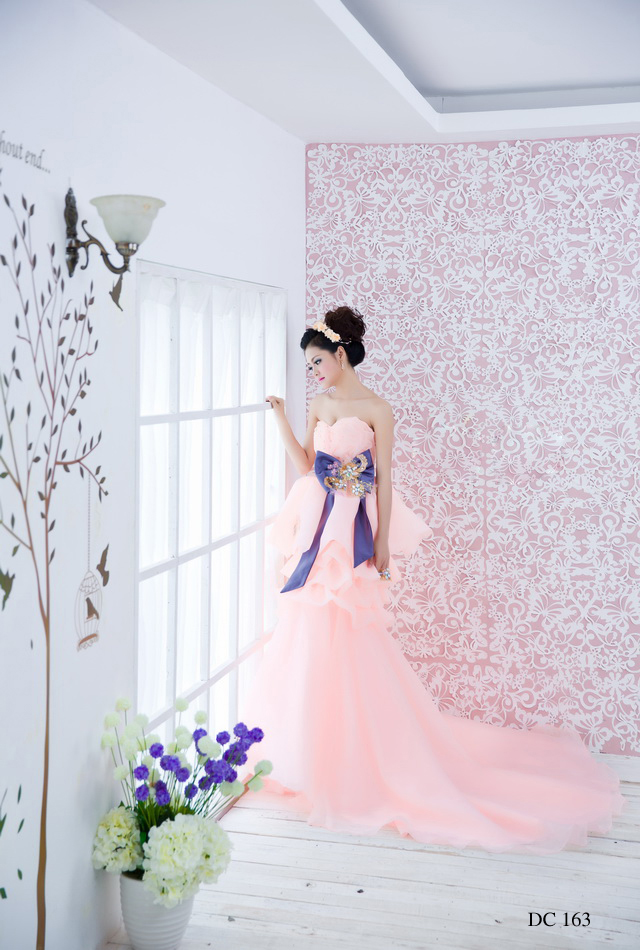 Áo cưới màu hồng peplum xếp tầng
