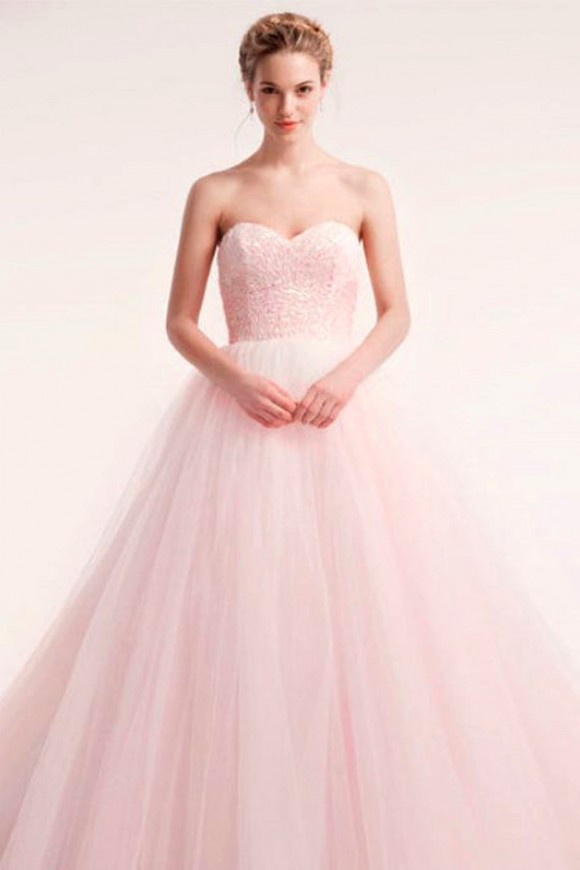 Áo cưới màu hồng pastel lãng mạn và nhẹ nhàng