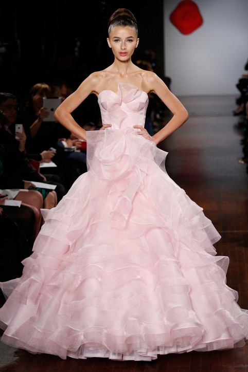 Váy cưới màu hồng với chân váy xòe xếp tầng ấn tượng