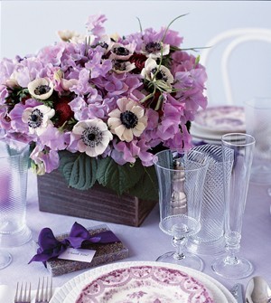 Hoa trang trí tiệc cưới màu tím nhẹ nhàng và lãng mạn.