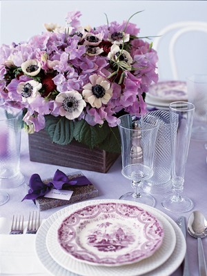 Hoa trang trí tiệc cưới màu tím nhẹ nhàng và lãng mạn.