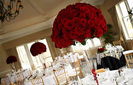 Hoa trang trí tiệc cưới màu đỏ lộng lẫy và sang trọng