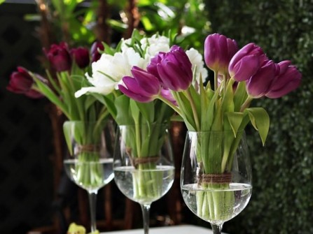 Hoa trang trí tiệc cưới bằng tulip màu tím