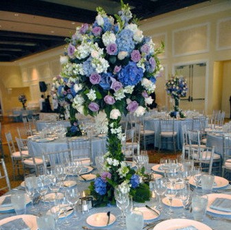 Hoa trang trí tiệc cưới với màu xanh biển chủ đạo