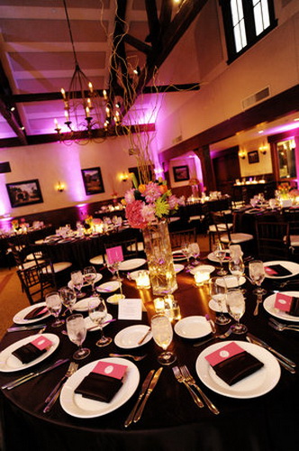 Hoa trang trí tiệc cưới với tông đen và hồng cá tính