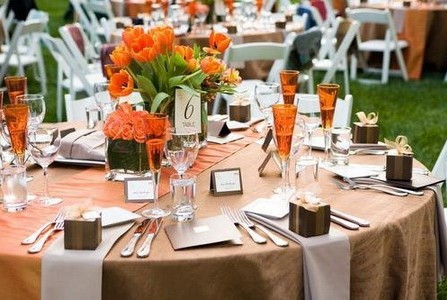 Hoa trang trí tiệc cưới màu cam kết hợp hoa tulip và hoa hồng 