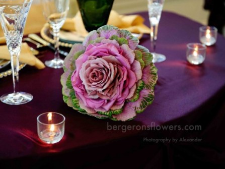 Hoa trang trí tiệc cưới độc đáo với hoa bắp cải tím