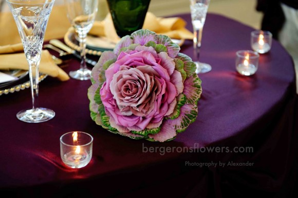 Hoa trang trí tiệc cưới độc đáo với hoa bắp cải tím