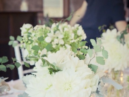 Hoa trang trí tiệc cưới bằng cúc trắng