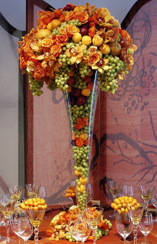 Hoa trang trí tiệc cưới biến tấu độc đáo với trái cây