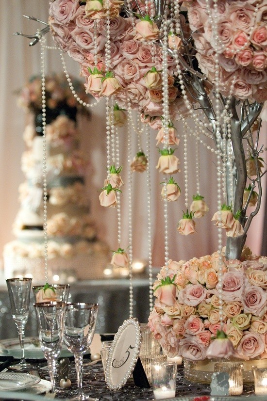 Hoa trang trí tiệc cưới kết hợp cầu kỳ hoa hồng và chuỗi ngọc