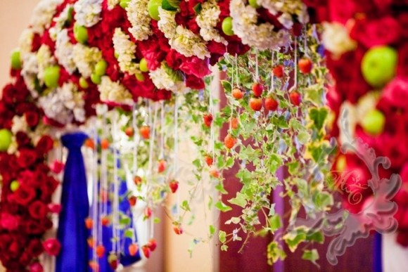 Cổng hoa cưới độc đáo kết hợp hoa tươi và trái cây