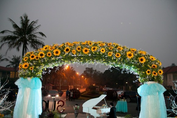 Cổng hoa cưới hoa hướng dương ấn tượng