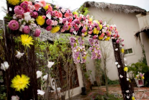 Cổng hoa cưới kết hợp đa dạng nhiều sắc hoa