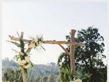 Cổng hoa cưới bằng gỗ mộc đơn giản và tinh tế