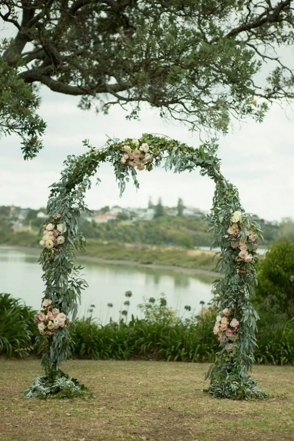 Cổng hoa cưới lá cây phong cách vintage
