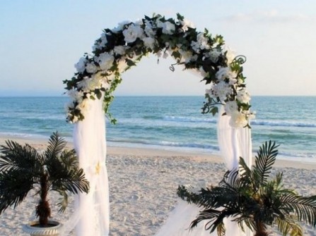 Cổng hoa cưới lãng mạn với hoa và voan trắng
