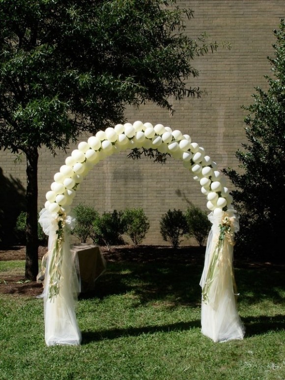 Cổng hoa cưới kết bằng bong bóng