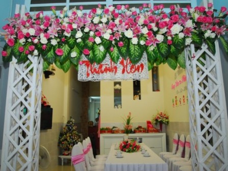 Cổng hoa cưới kết hợp hoa lan và hoa hồng