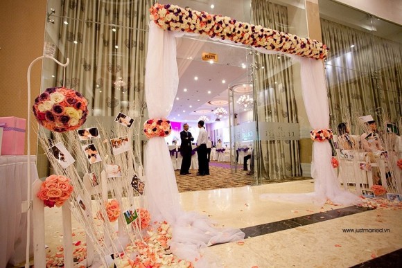 Cổng hoa cưới bằng lụa trắng kết hợp hoa tươi