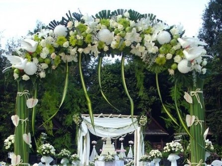 Cổng hoa cưới cầu kỳ ngập tràn sắc xanh tươi