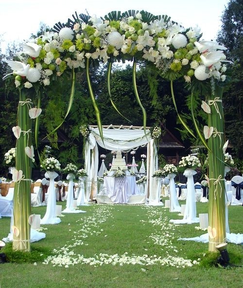 Cổng hoa cưới cầu kỳ ngập tràn sắc xanh tươi