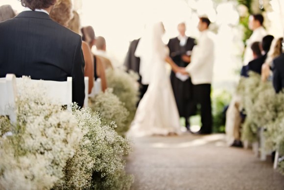 Hoa trang trí tiệc cưới màu trắng lãng mạn