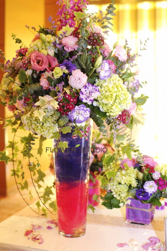 Hoa trang trí tiệc cưới rực rỡ với tông hồng và tím chủ đạo
