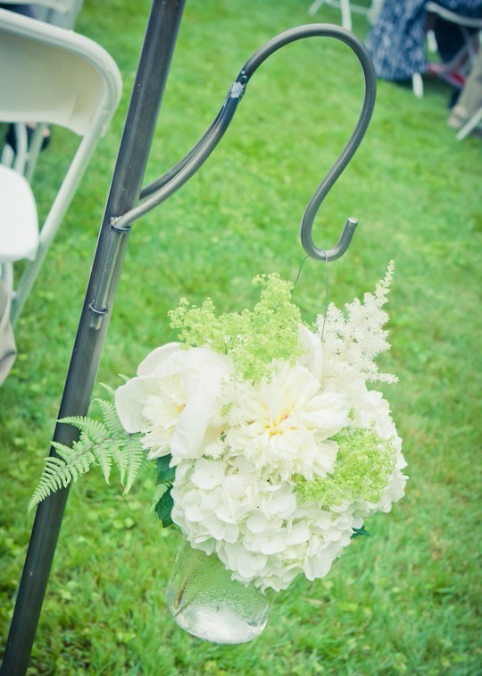 Hoa trang trí tiệc cưới xinh xắn với lọ treo hoa thủy tinh
