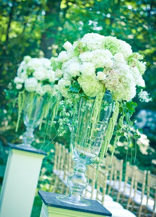 Hoa trang trí tiệc cưới lãng mạn tông xanh lá