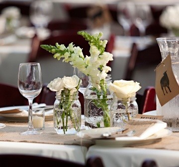 Hoa trang trí tiệc cưới thanh nhã kết hợp phong lan và hồng trắng