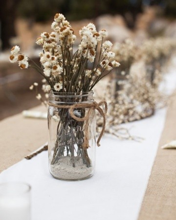 Hoa trang trí tiệc cưới mộc mạc với hoa cúc khô