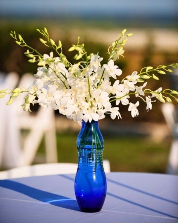 Hoa trang trí tiệc cưới giản dị với lan trắng