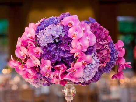 Hoa trang trí tiệc cưới kết hợp màu tím và hồng