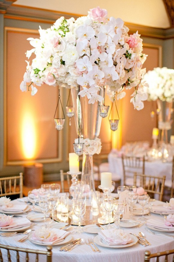 Hoa trang trí tiệc cưới cầu kỳ với phong lan trắng