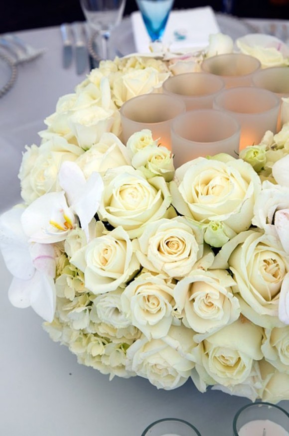 Hoa trang trí tiệc cưới nhẹ nhàng và cổ điển với hồng trắng