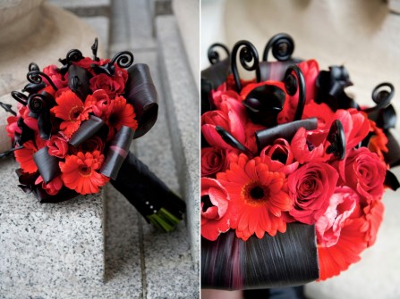 Hoa cưới cầm tay cô dâu kết hợp hai màu đỏ - đen