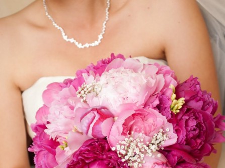Hoa cưới cầm tay màu hồng kết từ hoa mẫu đơn